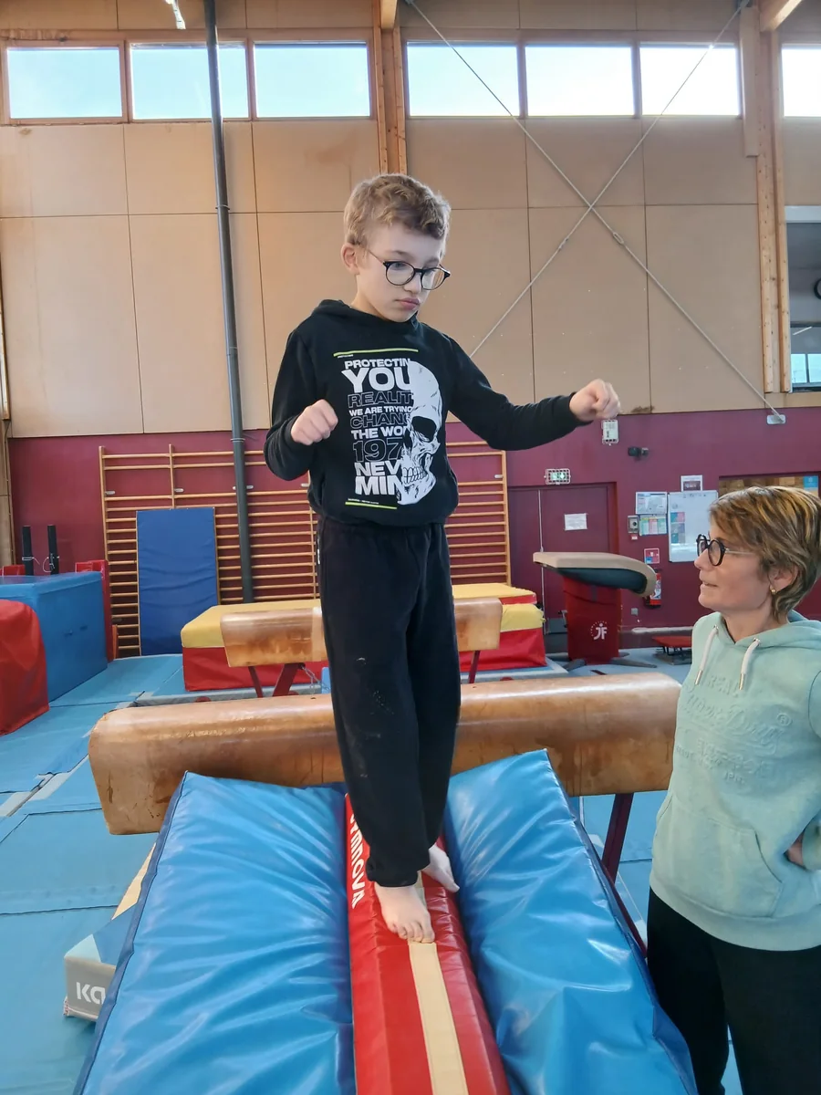 Enseignante en Activité Physique Adaptée encadrant un exercice d'équilibre chez Gymouv'