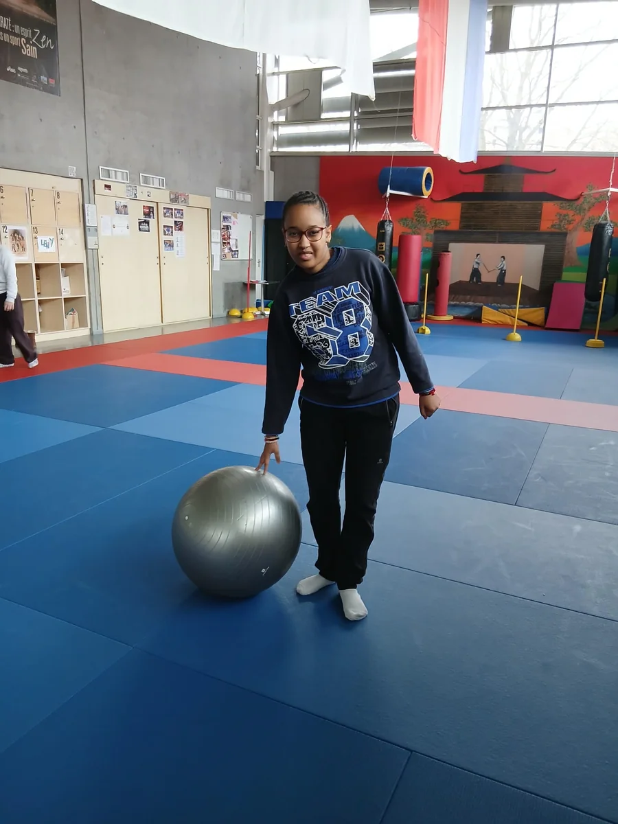 Enseignante guidant un exercice personnalisé avec bienveillance chez Gymouv'