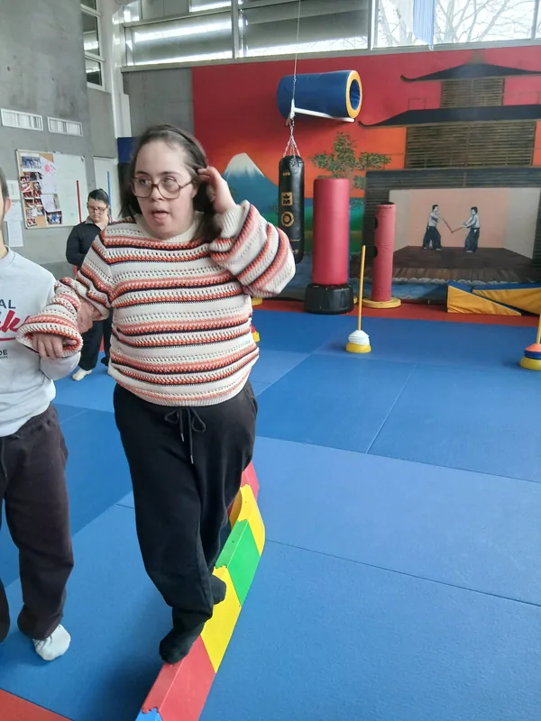 Parcours d'équilibre et de motricité inclusive adapté aux participants chez Gymouv'