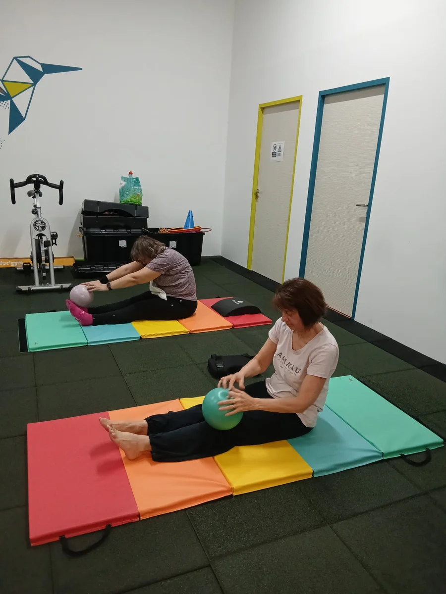 Atelier de souplesse et de mobilité assise pour les seniors chez Gymouv'