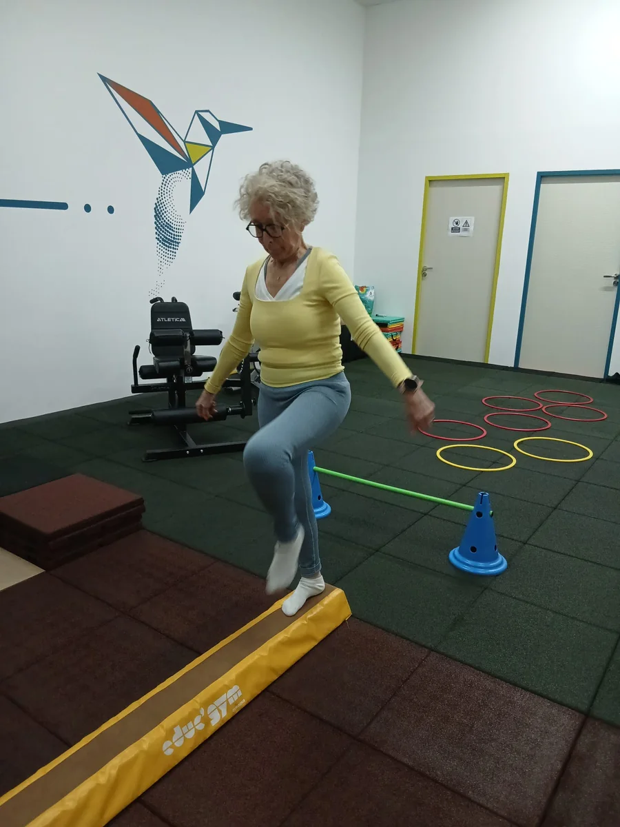 Exercice d'équilibre sur poutre en mousse pour seniors et maintien de l'autonomie chez Gymouv'