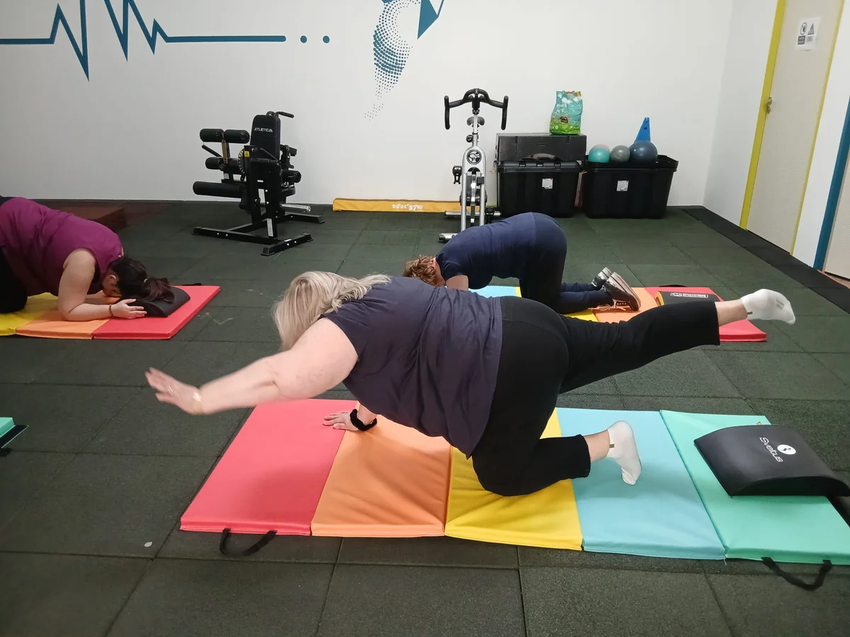 Séance collective d'activité physique adaptée sécurisée et encadrée chez Gymouv'
