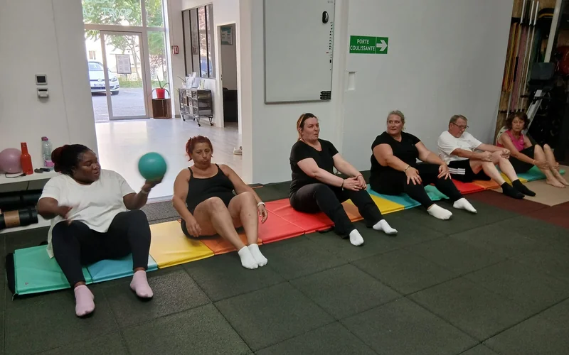 Séance collective d'Activité Physique Adaptée au studio Gymouv' avec travail de motricité et ballon