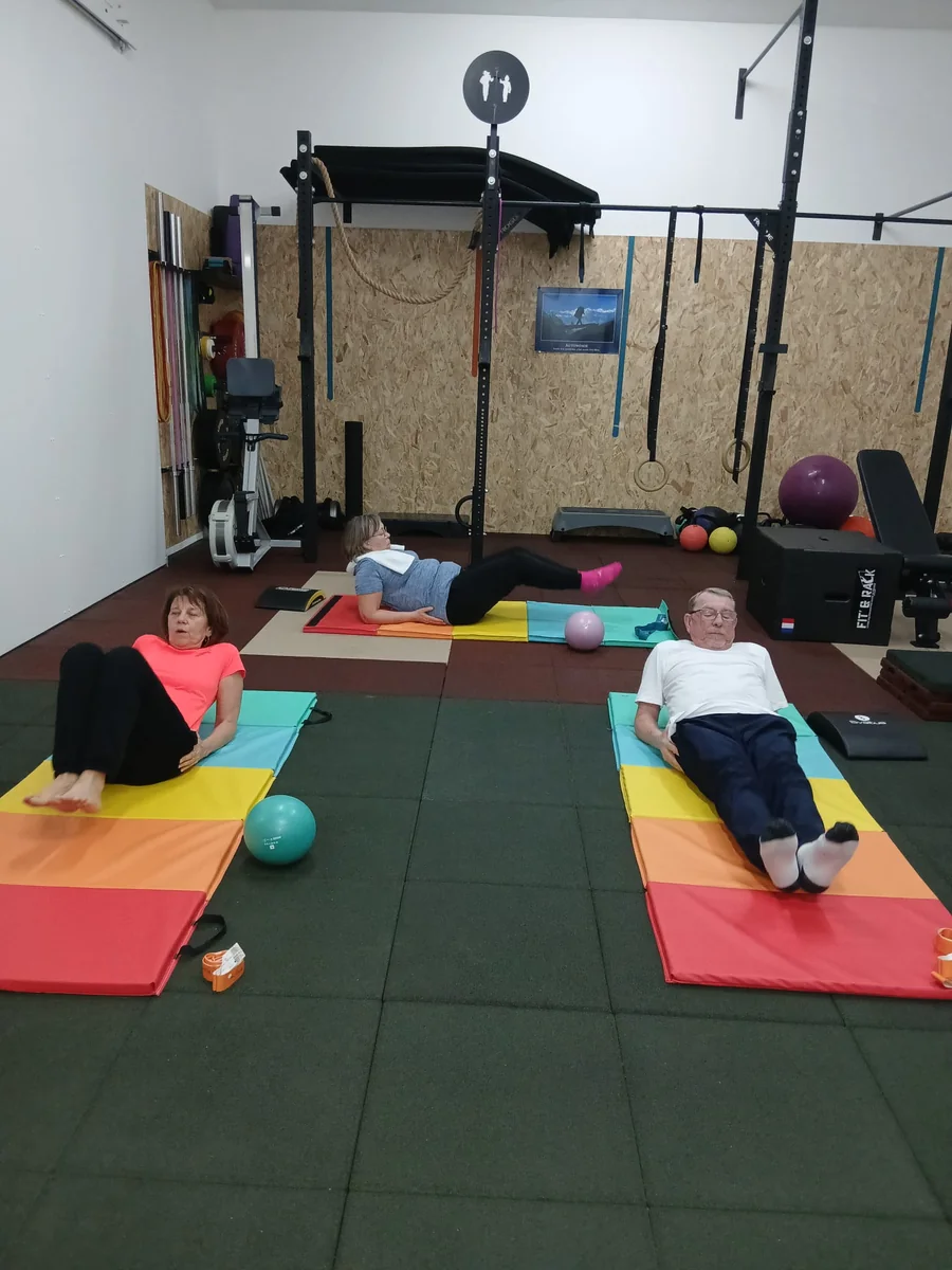 Séance d’activité physique adaptée en groupe au sol dans le studio Gymouv’