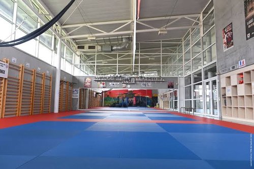 Espace sportif intérieur pour les activités Gymouv' à Vaulx-en-Velin