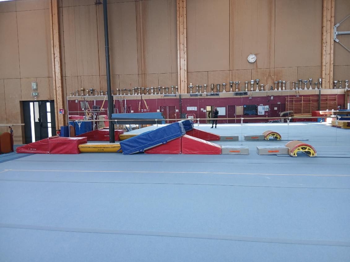 Salle intérieure d'activité physique adaptée et espace d'exercices aux Brosses à Villeurbanne